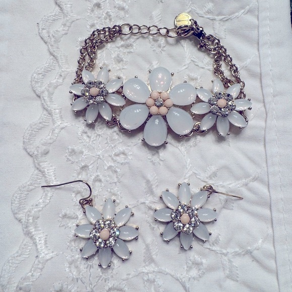 Talbots 3 D Flower Cluster Necklace, Earrings and Bracelet Set - Picture 2 of 5